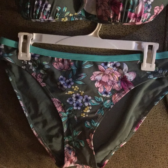 Bikini - Picture 2 of 5